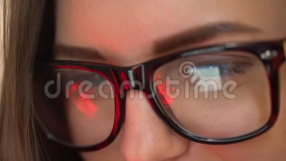 女商人反思眼镜焦点工作网络笔记本电脑4k特写镜头女人在眼镜上网视频的预览图