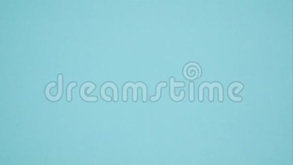 五颜六色的意大利面落在蓝色背景上填满屏幕停止运动视频的预览图