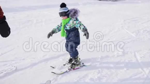 这个孩子和一个教练一起学习滑雪滑雪胜地积极运动视频的预览图
