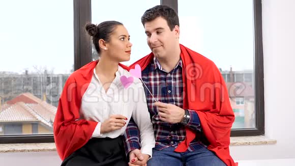 一对红椒心的情侣在玩视频的预览图