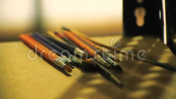 艺术家的画笔躺在桌子上艺术家的工作工具视频的预览图