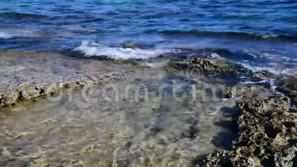 塞浦路斯岛附近的地中海斯托尼海岸视频的预览图