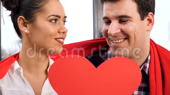 红胸后情侣接吻的慢动作视频的预览图