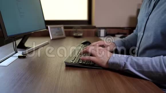重要人物手里拿着蓝色衬衫在键盘上打字用文档编辑软件编写文档视频的预览图