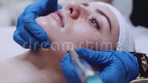 极致特写化妆品面部真空按摩体护理美容治疗健康的生活方式视频的预览图