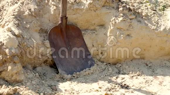 钢铲用于铲砂施工建筑背景正面视图挖土铲土视频的预览图