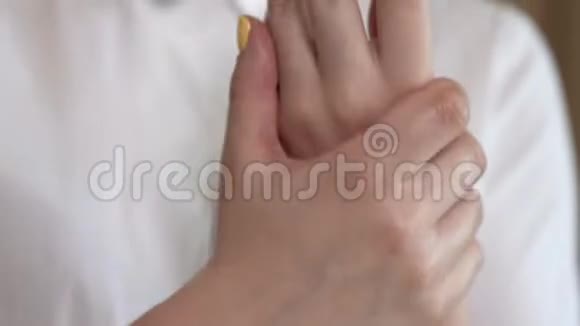 一个女人用洗手液做的特写视频的预览图