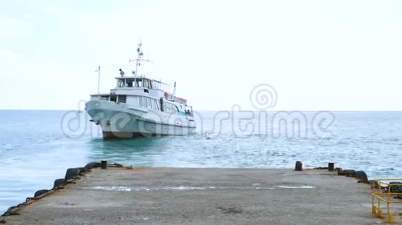 船从海岸启航视频的预览图