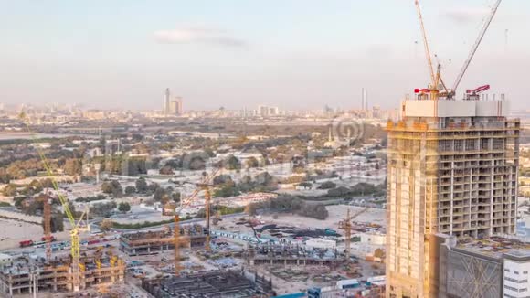 迪拜市区的建筑活动起重机和工人的时间推移阿联酋视频的预览图