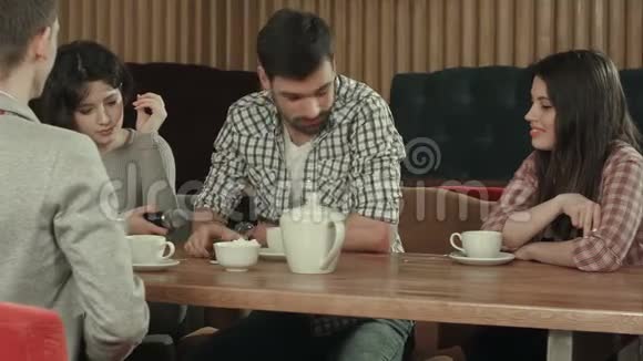 一群年轻人坐在咖啡馆里聊天喝茶视频的预览图
