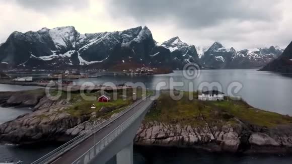 鸟瞰挪威洛佛顿群岛受欢迎的旅游目的地空中飞行视频的预览图
