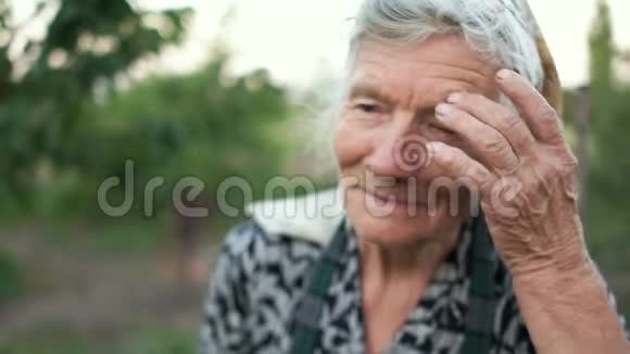 村里一个养老金领取者的封闭画像那个女人在说什么退休人员的问题视频的预览图