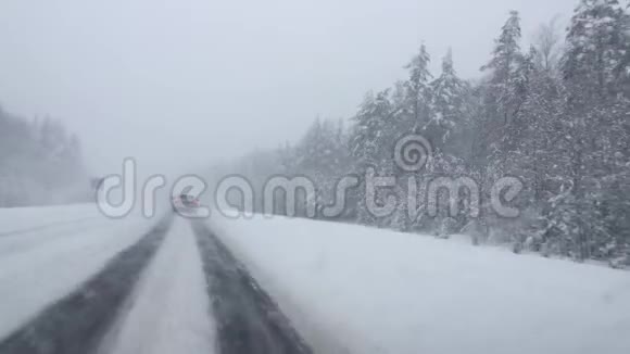 冬天的路在大雪中行驶有强烈的暴风雪视频的预览图