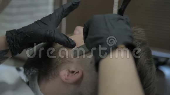 女理发师用危险的剃刀刮胡子视频的预览图