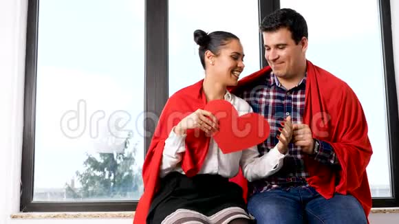 一对夫妇在玩一颗红色的心脏视频的预览图