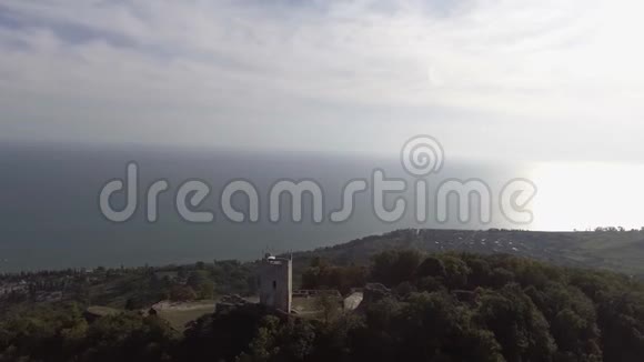 阳光明媚的夏日美丽的阿那科比亚堡垒和黑海的俯视图视频的预览图
