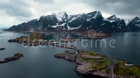 鸟瞰挪威洛佛顿群岛受欢迎的旅游目的地空中飞行视频的预览图