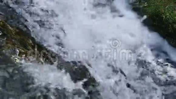 天然瀑布特写视频的预览图