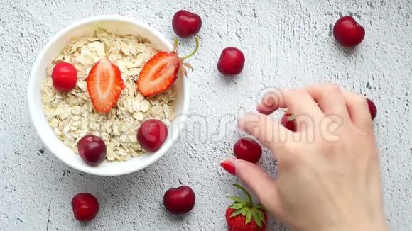 美丽的雌性手在桌子上展开一组明亮的浆果健康的早餐适当的营养平平的视频的预览图