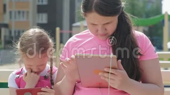 在户外使用移动设备的学龄前少女视频的预览图
