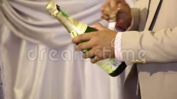婚礼用酒敬酒仪式上的室内露天酒视频的预览图
