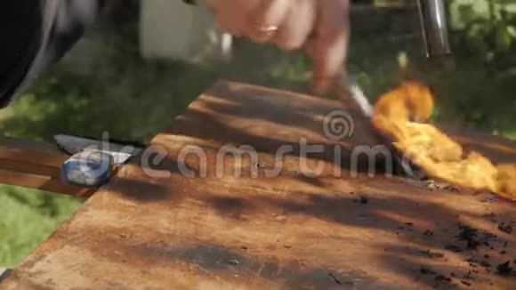木匠修复旧家具用火清洗旧油漆4K视频的预览图