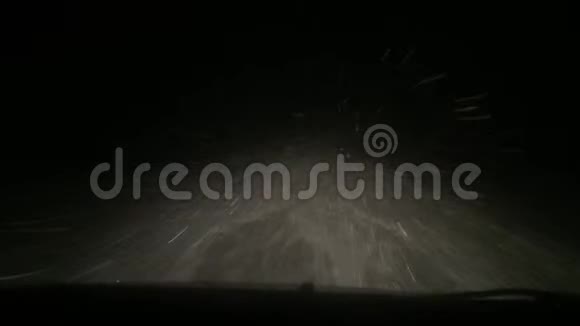 夜路在大雪中行驶大风雪在行驶中视频的预览图