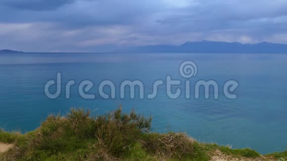 在西达里爱的海峡爱的运河爱的海岸附近有暴风雨的云彩希腊科孚岛视频的预览图
