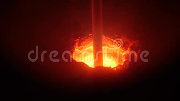 熔炼炉的特写用旋转棒在熔炼炉上烧亮孔冶金业的方向视频的预览图