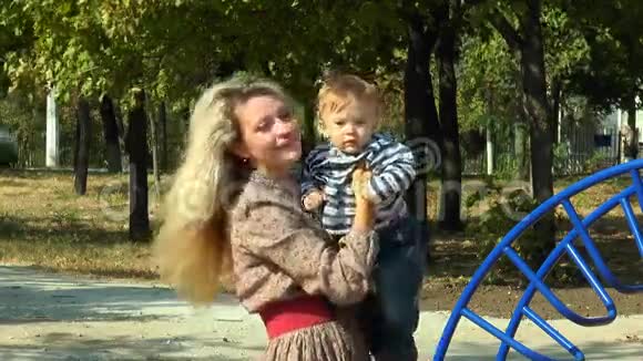 一个抱着孩子的女人视频的预览图