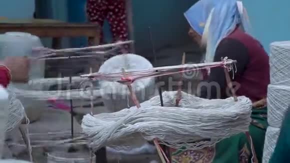 尼泊尔妇女生产羊毛纱视频的预览图