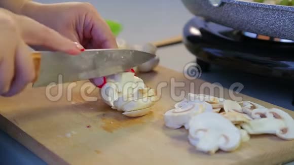 女人在盘子里切香菜菇视频的预览图