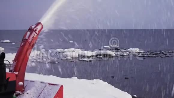 雪犁在冬天清扫道路视频的预览图