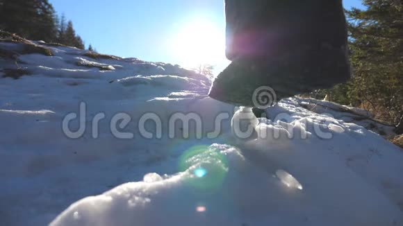 阳光明媚的一天年轻徒步旅行者爬上雪坡的后景无法辨认的人走在雪山上视频的预览图