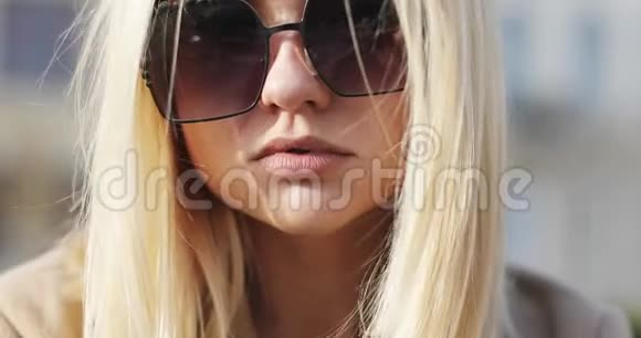 年轻漂亮的戴太阳镜的金发女孩很伤心视频的预览图