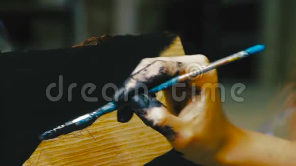 艺术家女性的特写她的手在画室的画布上用画笔描绘静物画面视频的预览图