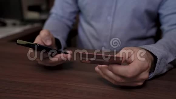 商人一只手拿着手机另一只手拿着信用卡他用信用卡在网上支付视频的预览图