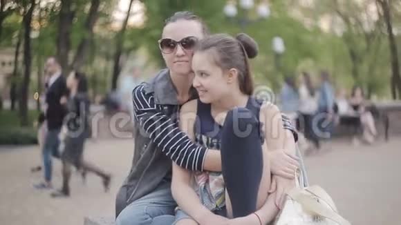 妈妈在公园安慰她心烦意乱的女儿视频的预览图