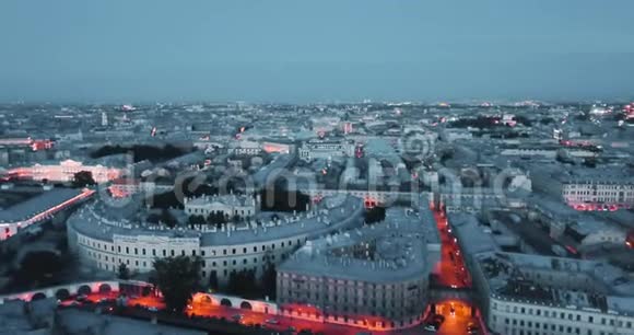 俄罗斯圣彼得堡之夜城市的街道和河流电影无人机视频历史建筑视频的预览图