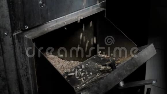 抽肉器中的木屑视频的预览图