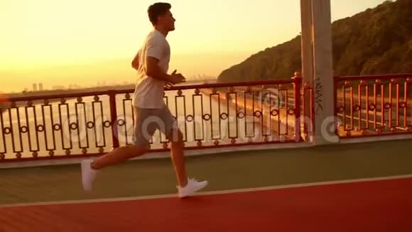 积极的男性跑步者做有氧运动视频的预览图