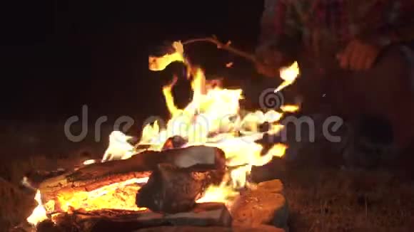 露营者晚上烤一个棉花糖视频的预览图