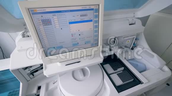 带监视器的现代机器临床设备在实验室工作视频的预览图