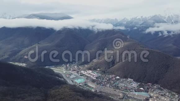 与山谷中的老城一起俯瞰山景雾中雪山美景尽收眼底视频的预览图