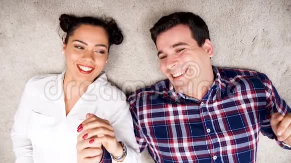 一对夫妇躺在地板上缓慢的动作而帕珀的心落在他们身上视频的预览图
