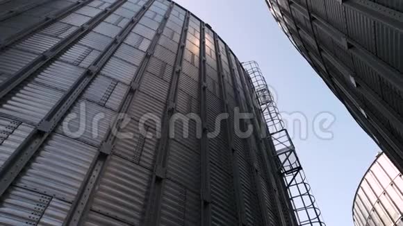 巨大的金属建筑俯视视频的预览图