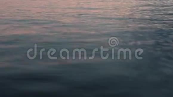 在日落时穿越波光粼粼的水域视频的预览图