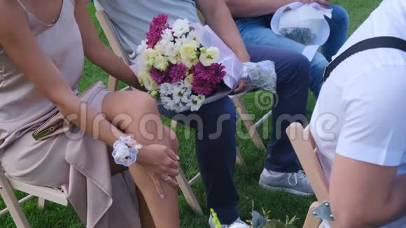 在婚礼上坐着一束花的客人视频的预览图