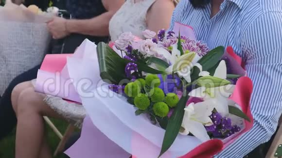 在婚礼上坐着一束花的客人视频的预览图