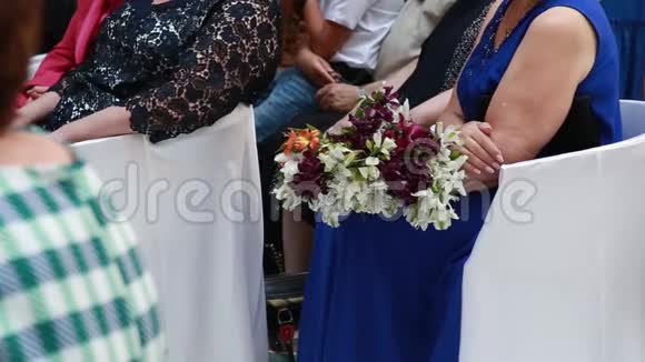 在婚礼上坐着花束的客人视频的预览图
